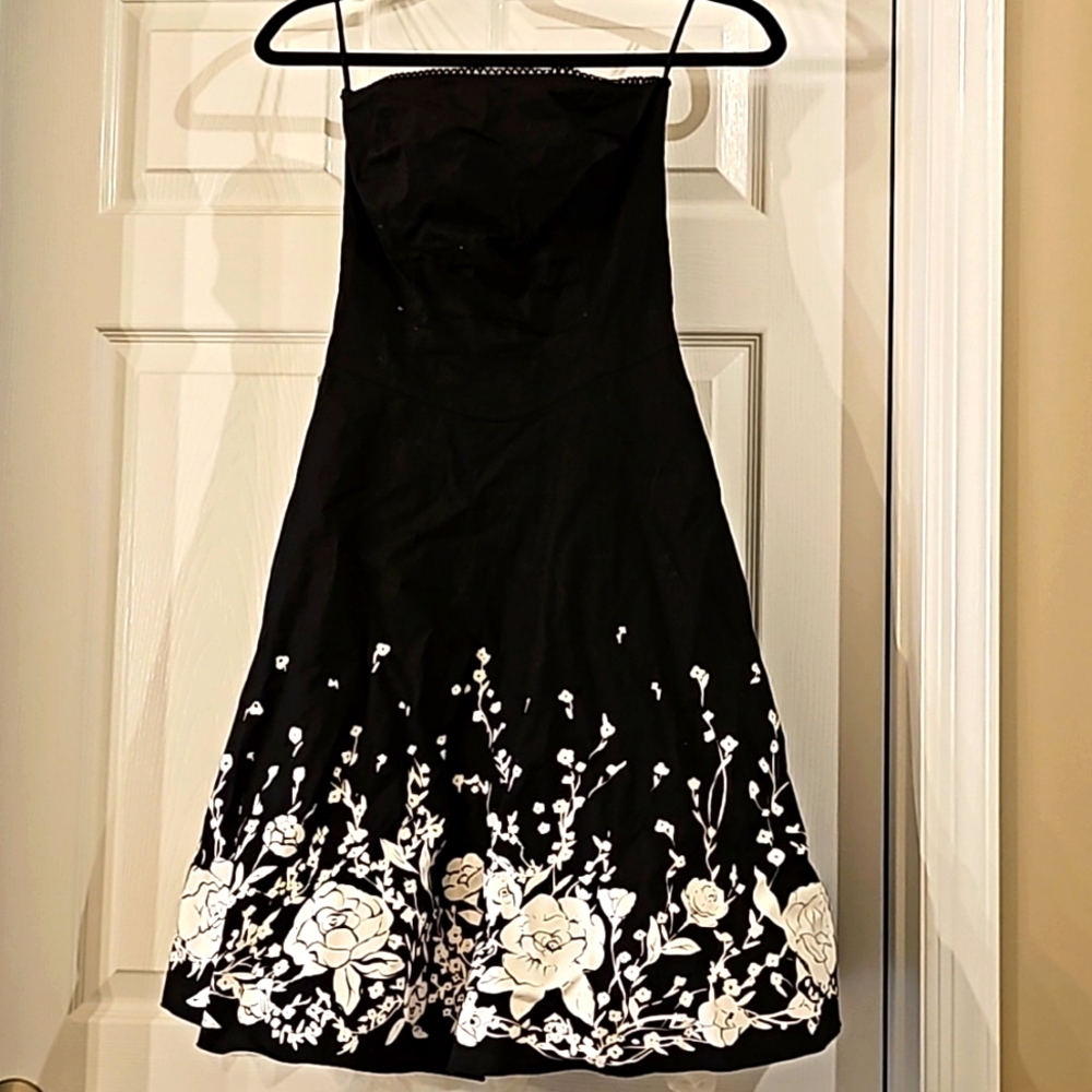 Vintage upfront black and white strapless